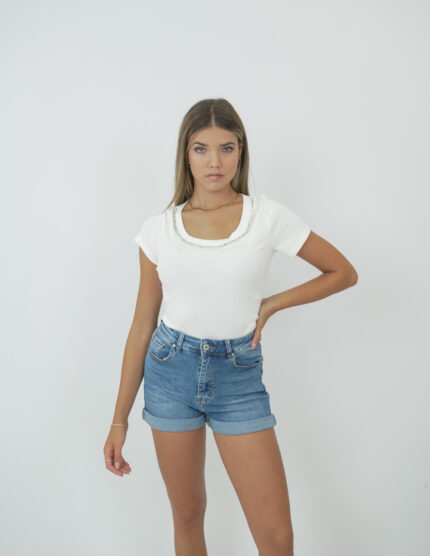 T-shirt com detalhe de brilhantes na gola