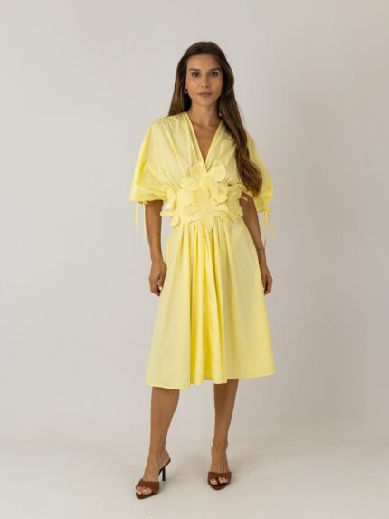 Vestido midi com flores salientes
