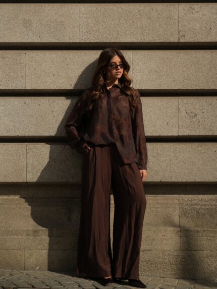 Blusa em Transparência com Bordados Florais