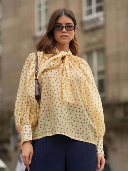 Blusa Romântica de Bolinhas com Laço Gola