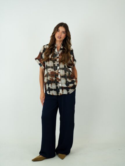 Camisa Fluida Tie-Dye com Detalhes Dourados