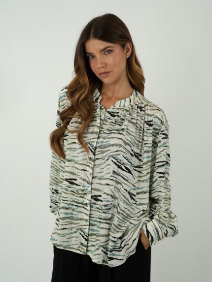 Blusa Fluida com Padrão Abstrato de Zebra
