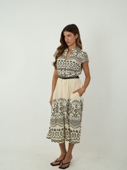 Vestido Midi Camiseiro com Bordados Étnicos Contrastantes