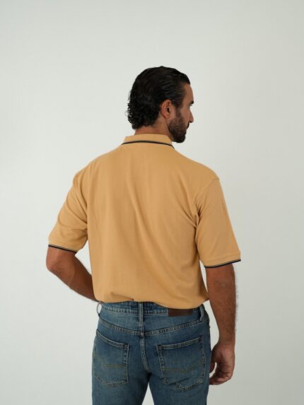 Pólo Masculino de Malha Texturizada com Bolso e Detalhes Retro