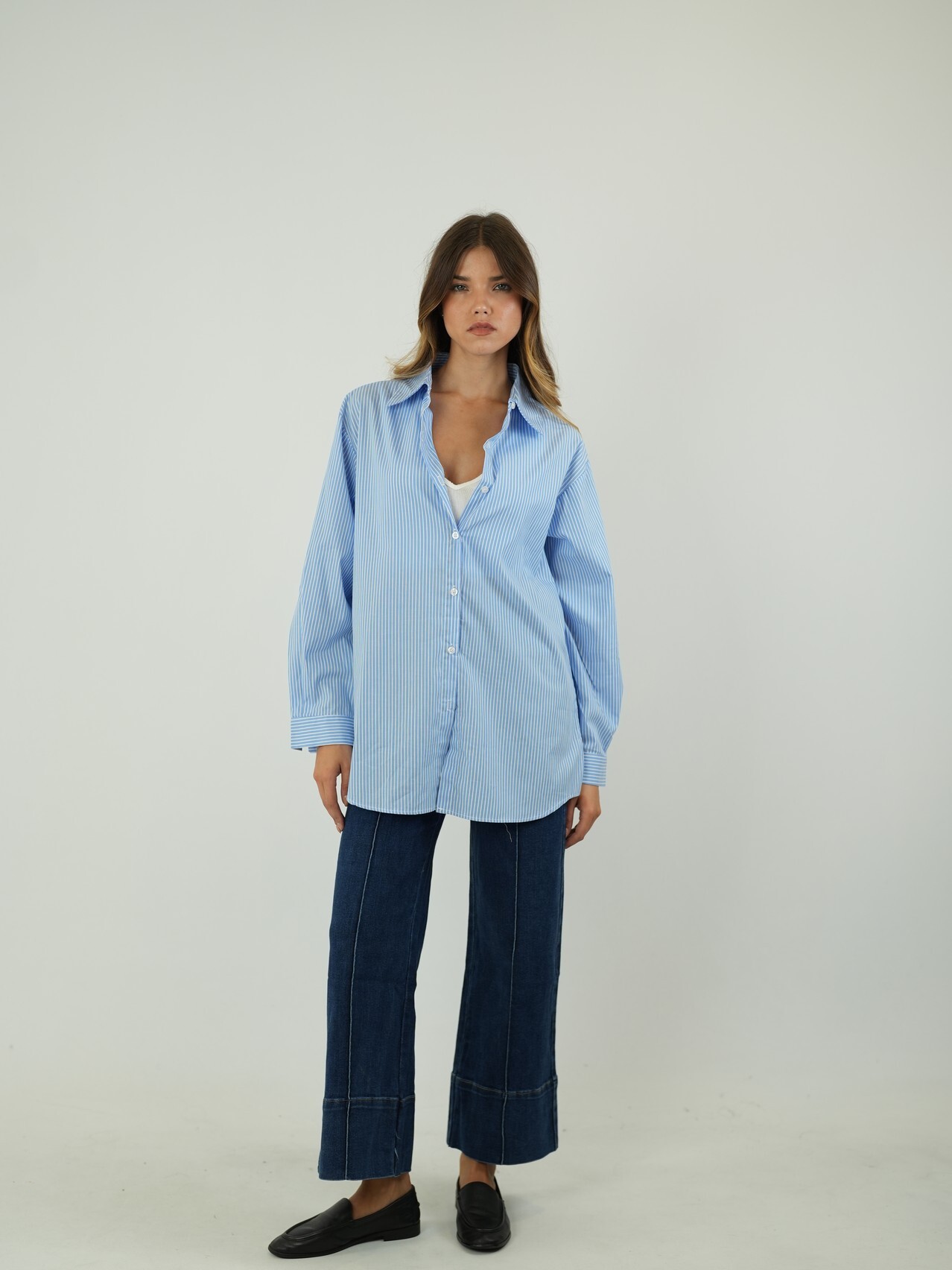 134342230707643308-DSC07754 Camisa Oversized Às Riscas Azuis e Brancas - Image 1