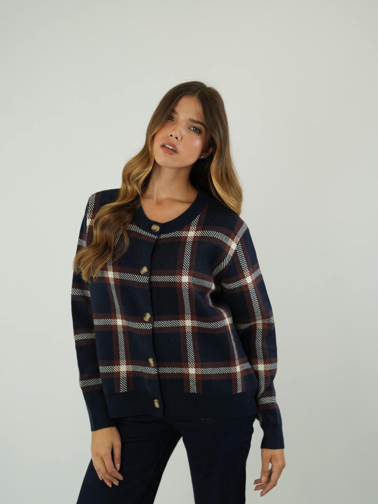 134342240650255664-DSC07793 Cardigan de Malha com Padrão de Xadrez – Azul Marinho e Castanho - Image 1