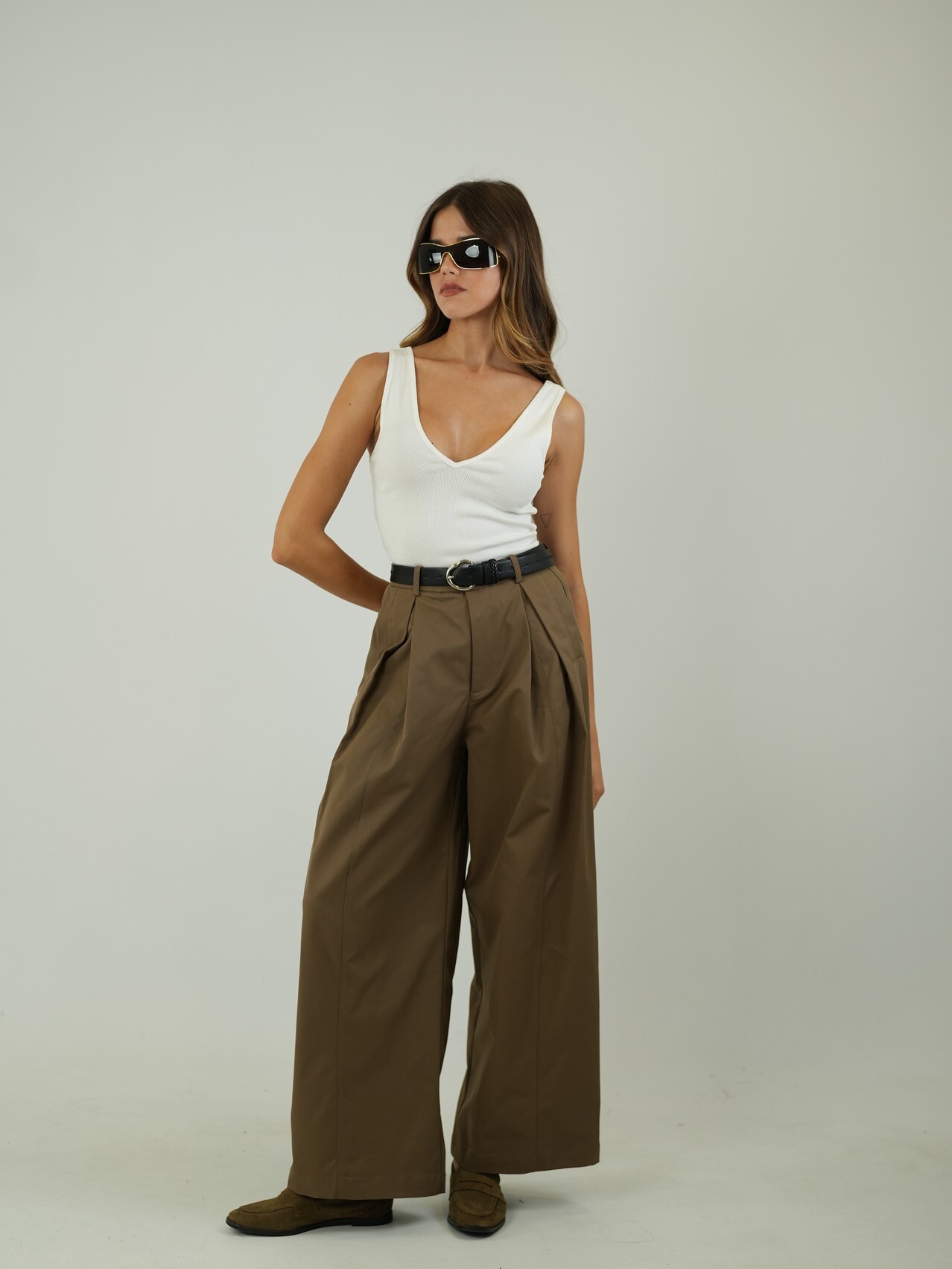 134345650019004358-DSC07475 Calça de Alfaiataria Wide Leg com Pregas – Castanho Caqui / Khaki - Image 1